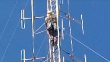Héctor Díaz, en la tarea de desarmar la antena y posteriormente la torre de La Red de Medios.