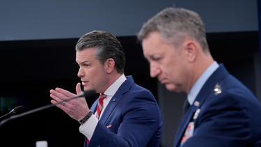 Pete Hegseth, jefe del Pentágono, en rueda de prensa junto al general Dan Caine. Foto: AP