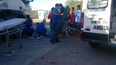 Por el choque de una moto y un camión dos niños terminaron heridos Por el choque de una moto y un camión dos niños terminaron heridos