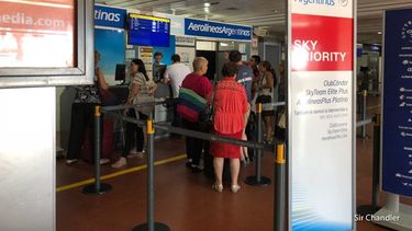 Cancelan un vuelo de Aerolíneas por contagios y piden que al aeropuerto de San Juan vayan sólo pasajeros