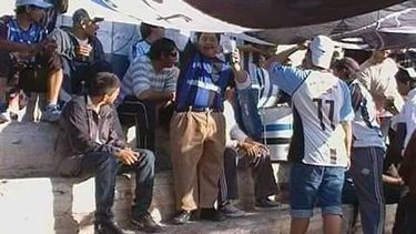 Bombos, banderas y cánticos en la despedida del hincha de Marquesado fallecido por Covid-19