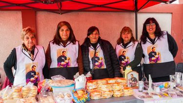 Marisa, Bety, Daniela, Valeria y Miriam, las integrantes del grupo Protemplo que trabajan para juntar fondos para la nueva capilla de San Cayetano, en Chimbas.