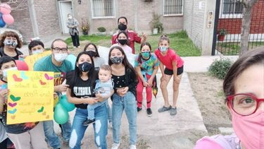 Lindo momento: alumnos de una escuela caucetera sorprendieron a su maestra aislada por COVID