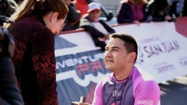 En fotos: terminó la maratón y le pidió casamiento a su novia