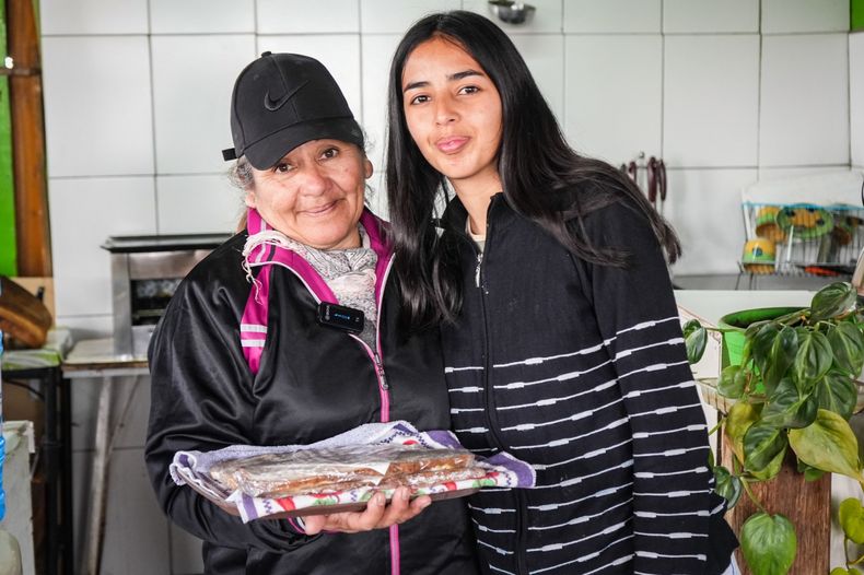 Mary y su nieta Flavia Silva. Ambas sueñan seguir con la tradición de las mujeres sangucheras.