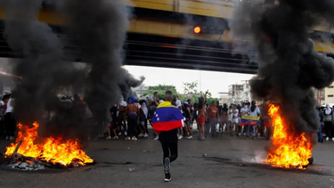 Venezuela en llamas: la oposición denuncia asesinatos, secuestros y más de 100 detenciones