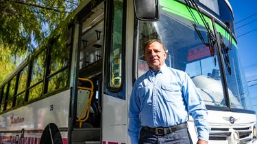 Bocinazos, abrazos y cartas en el último viaje de Ariel, el angaquero que le dijo adiós a la vieja Línea 18