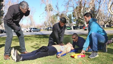 Mirá cómo salvarle la vida a alguien que sufre muerte súbita