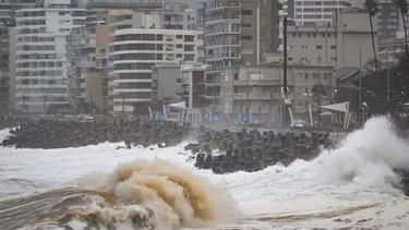 El impacto de marejadas que han afectado a Chile anteriormente. (Imagen: diario La Tercera)