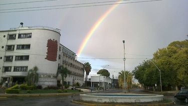 La lluvia trajo un arcoíris y fue retratado por varios sanjuaninos