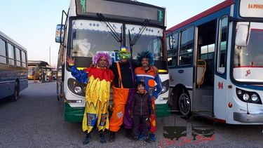 Colectiveros se disfrazaron de payasos y regalaron juguetes a más de 250 chicos