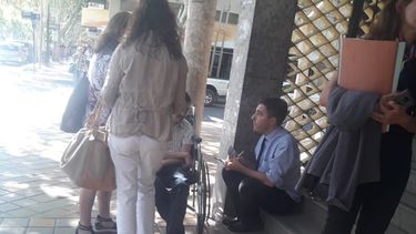 Un psicólogo del Poder Judicial atiende en la calle a un discapacitado porque no hay rampas