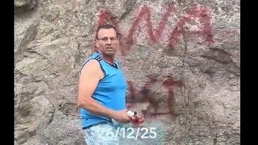 Un camionero fue filmado mientras rayaba con aerosol las rocas del Parque Nacional Nahuel Huapi, en Valle Encantado. Un vecino lo increpó y, tras registrar los datos del camión, el chofer lo amenazó con una piedra. Un camionero fue filmado mientras rayaba con aerosol las rocas del Parque Nacional Nahuel Huapi, en Valle Encantado. Un vecino lo increpó y, tras registrar los datos del camión, el chofer lo amenazó con una piedra.