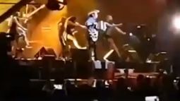 Video: una sanjuanina bailó “La bicicleta” con Carlos Vives en pleno show