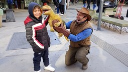 Dino Baby, la atracción en la Peatonal, en medio de las vacaciones de invierno en San Juan.