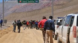 En menos de un minuto, los turistas hacen aduana en Agua Negra