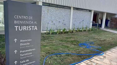 El espacio vacío frente a la Oficina de Turismo de la cual desaparecieron los dos tradicionales dinosaurios.