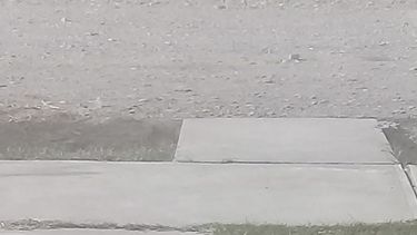 El amor le gana al Zonda: la foto sanjuanina y llena de tierra que la rompe en redes