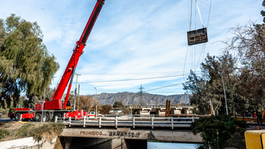El dique San Emiliano, remozado tras 20 años, con un titánico operativo para extraer y mejorar las compuertas