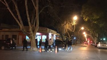 Tras un fuerte choque terminó con el auto en la vereda Tras un fuerte choque terminó con el auto en la vereda