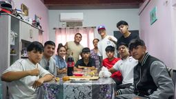 El día después del campeón: pocas horas de sueño, ronda de milanesas y la felicidad por el cinturón de oro El día después del campeón: pocas horas de sueño, ronda de milanesas y la felicidad por el cinturón de oro