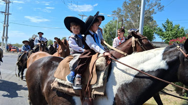 Los pequeños gauchos, herederos de la tradición, se encaminan a lomo de su caballo hacia el Predio El Mangrullo, en Rivadavia