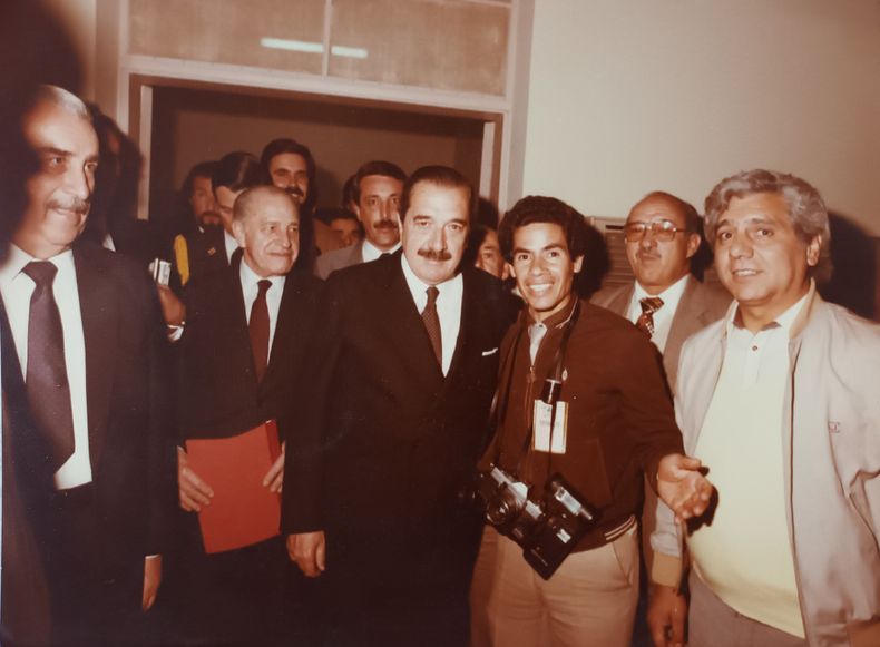 Con Raúl Alfonsín. Huguito junto al periodista Ángel Galletti, también lo acompañan el exgobernador Leopoldo Bravo y el dueño de Diario de Cuyo, Francisco Salvador Montes. Con Raúl Alfonsín. Huguito junto al periodista Ángel Galletti, también lo acompañan el exgobernador Leopoldo Bravo y el dueño de Diario de Cuyo, Francisco Salvador Montes.