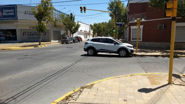 ¡Estacioná donde quieras! La extraña manera en la que dejaron una camioneta