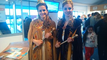 Reina y Virreina Nacional del Sol invitaron a turistas en La Rural