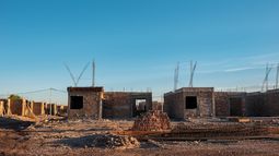 A la vanguardia: mirá cómo avanza la construcción de viviendas con calefón solar