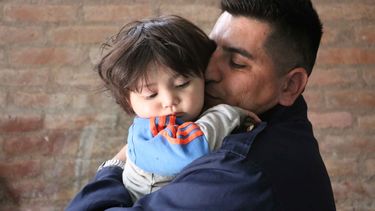 Video: emocionante reencuentro del policía con la bebé que salvó en La Bebida