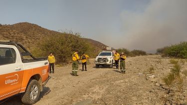 Personal de Defensa Civil del departamento y de Bomberos de la Policía avanzaron sobre las sierras de Ullum para analizar el incendio que se registra en un sector inaccesible por tierra.