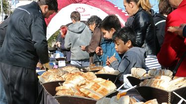 La punta de espalda deleitó a todos en la presentación de su próxima fiesta