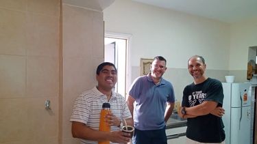 El cura Walter Bustos, cebando mate.&nbsp;