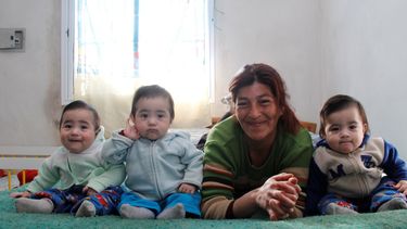 Los trillizos que vinieron con la casa bajo el brazo