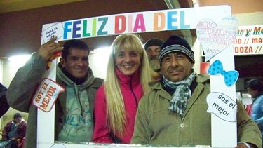 Una líder social dice que policías golpearon a personas que viven en la calle