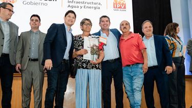 Orrego entregó 198 escrituras a vecinos de 4 departamentos