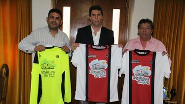 Un obsequio para finalistas del Torneo de Futsal en Caucete