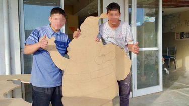 Los jóvenes que realizan tratamientos contra las adicciones trabajan con madera y hierro para crear los adornos navideños de la provincia.