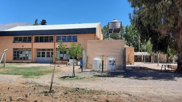 Adecúan el terreno de una escuela en Pocito para construir más aulas
