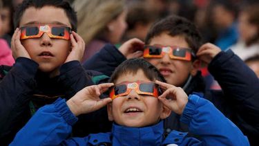 Anteojos para el eclipse: gratis en puntos públicos y se pueden comprar por $250