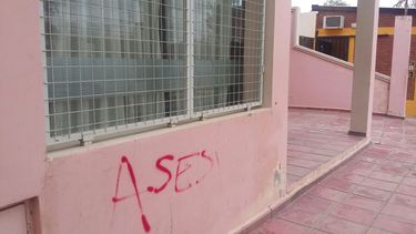 Pintadas en la sede jachallera de Barrick