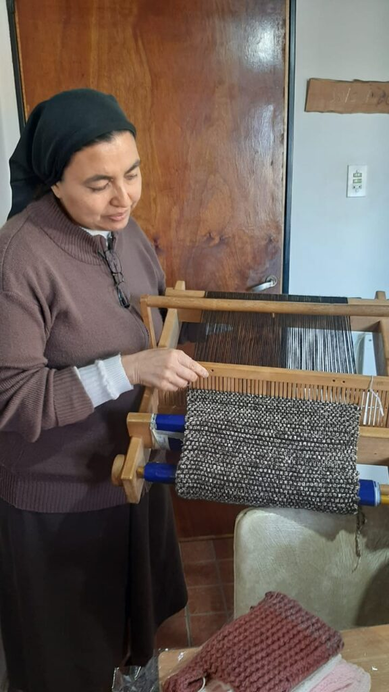 Cremas (arriba) y tejidos al telar, algunas de las artesanías que realizan las hermanas.