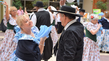 Los adultos mayores cuentan con la posibilidad de participar en distintos talleres organizados por el Ministerio de Familia y Desarrollo Humano.