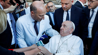 El papa Francisco junto al doctor Sergio Alfieri, en junio de 2023&nbsp;