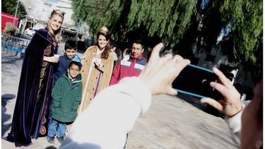 Reina y Virreina Nacional del Sol se sacaron fotos y compartieron con los turistas