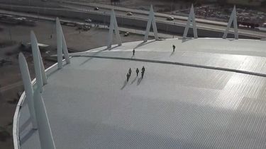 Qué hacen unos hombrecitos sobre el gigante de Pocito: mirálos desde arriba