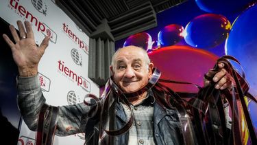Carlos Cerimedo, enredado en la cinta de la película Difunta Corra, la misma que décadas atrás encontró sorpresivamente antes de que fuera a parar a la basura.