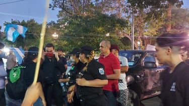 El movimiento La Ola Celeste rezó un rosario frente a la marcha de agrupaciones feministas