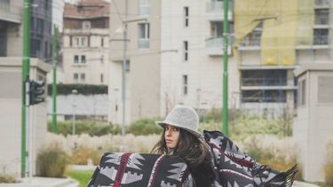 Ponchos y capas: cómo adaptarlos a tu estilo